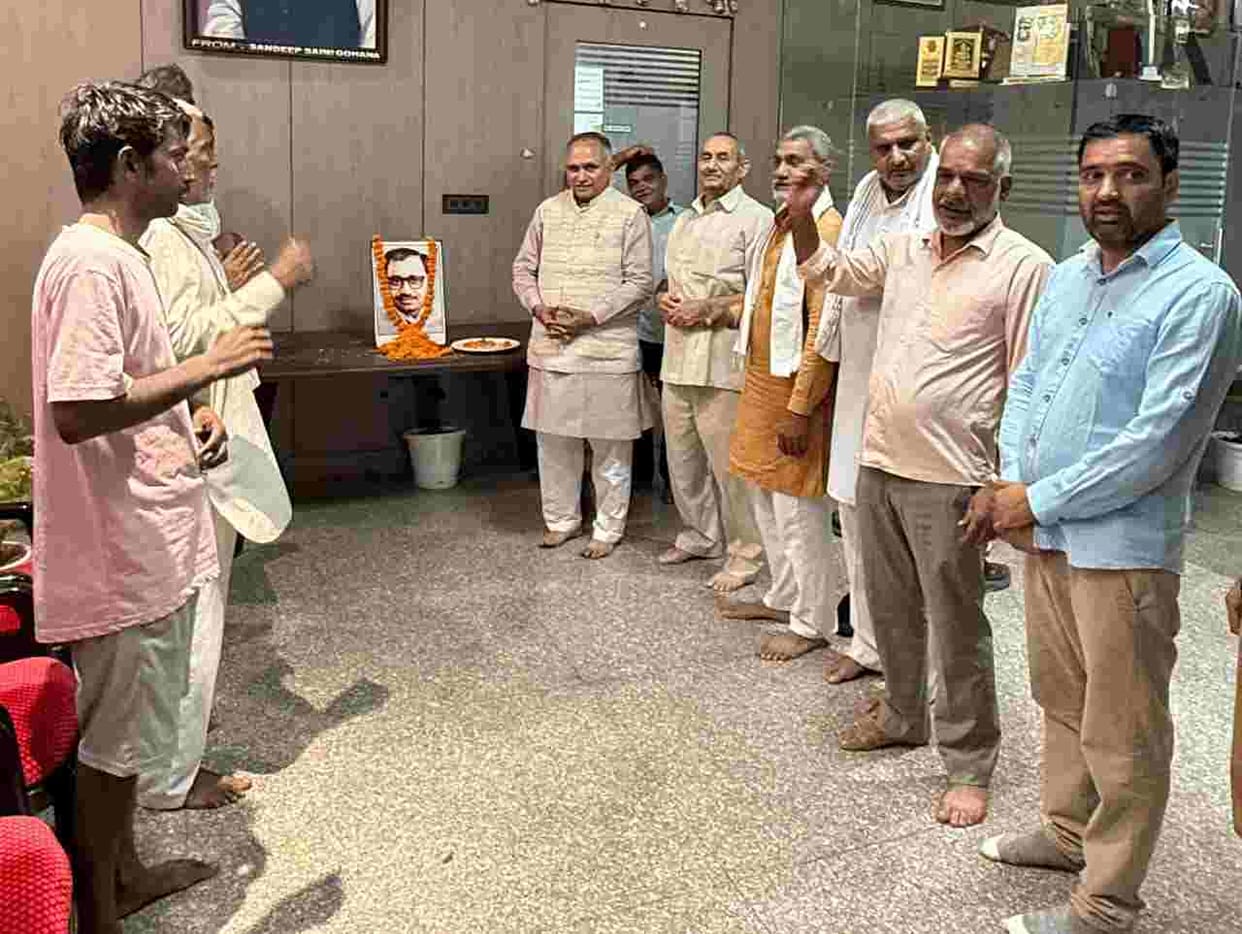 Mayor Rajiv Jain paid tribute on the birth anniversary of Pandit Deendayal Upadhyaya.