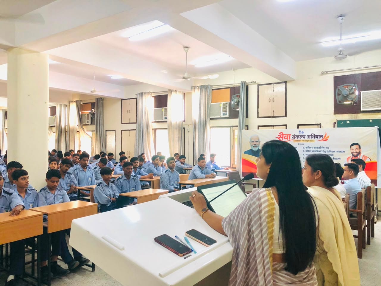 फोटो: सोनीपत के राजकीय औद्योगिक प्रशिक्षण संस्थान में कार्यक्रम के दौरान विद्यार्थियों को  जान