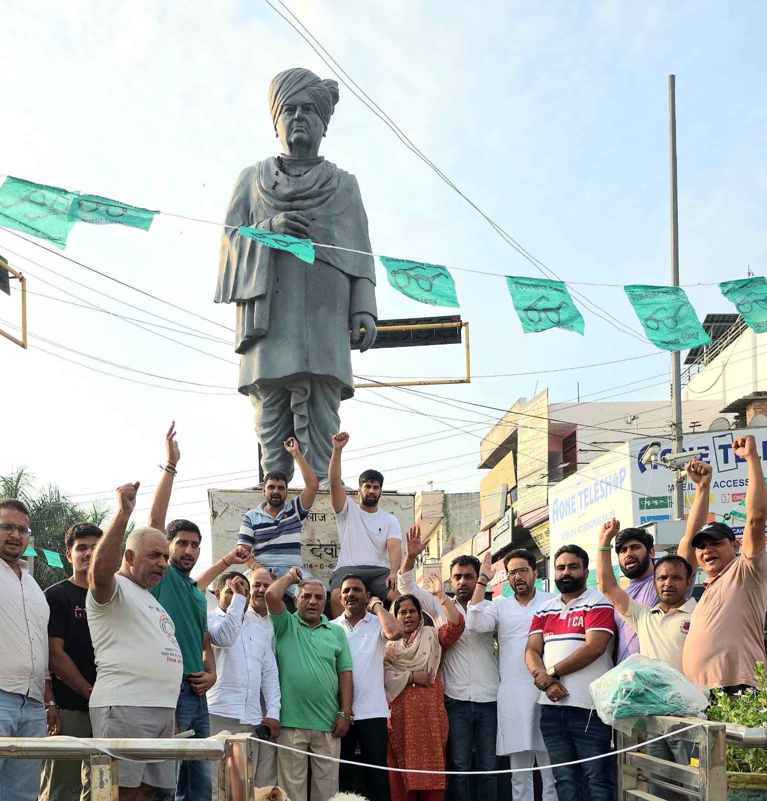 फोटो: सोनीपत में बस अड्डे के पास ताऊ देवीलाल चौक पर श्रमदान करने के बाद उपस्थित इनेलाे पदाधिक