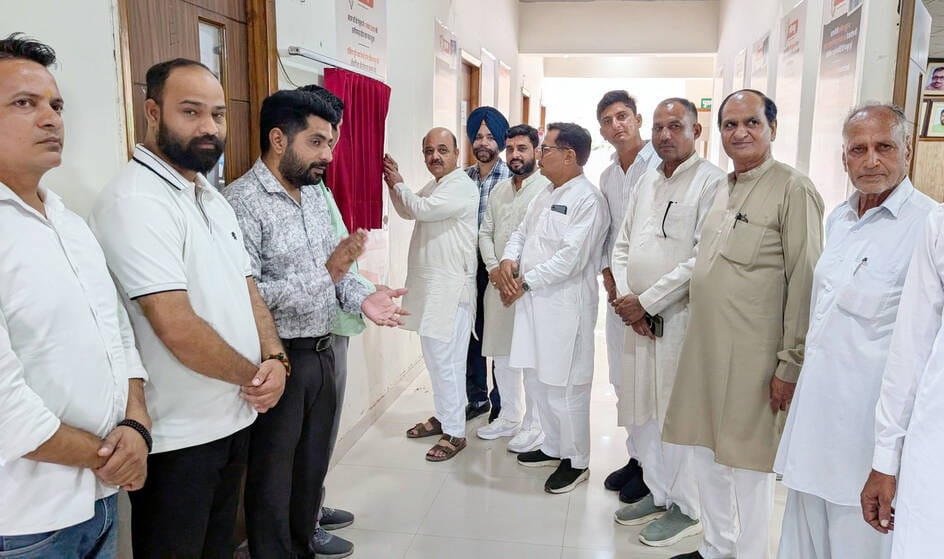 फतेहाबाद। बायोमेट्रिक अटेंडेंस मशीन का उद्घाटन करते जिलाध्यक्ष प्रवीन जोड़ा। प्रवक्ता