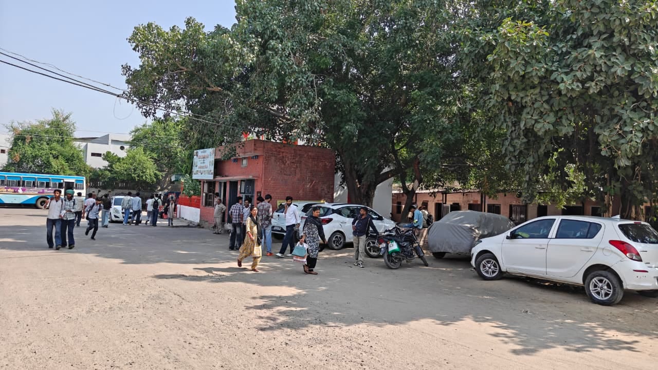 फतेहाबाद। पुराना बस स्टैंड पर पेड़ की छांव में बस का इंतजार करते यात्री। संवाद
