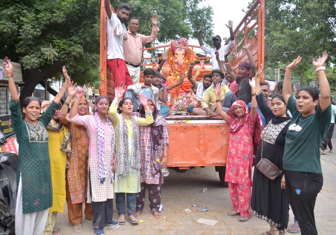 गणेश प्रतिमा का विसर्जन करने के लिए जाते श्रद्धालु।