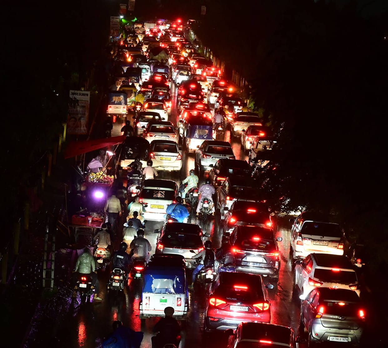 Massive Traffic Jam: Immersion Procession Amidst Rain, Vehicles Brought to a Standstill