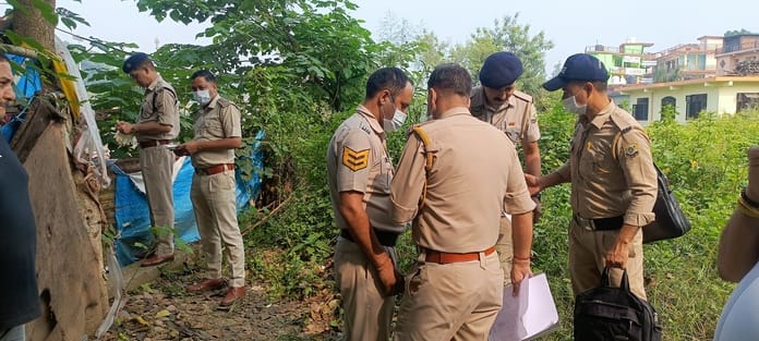 Young man's body found stuck at the doorway of a shanty; deep cut on the neck.