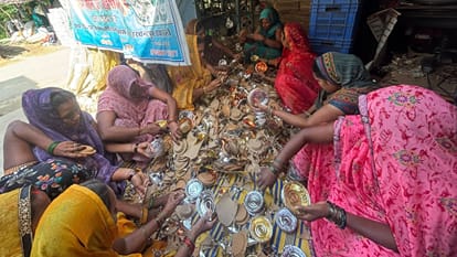 हरचंदपुर क्षेत्र के डिवहा मजरे कंडौरा गांव में कागज से बनी कटोरी व प्लेटों की छंटनी करती समूह क
