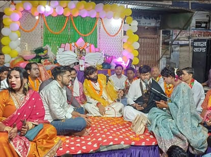 जहांगीराबाद स्थित श्री सत्यनारायण भगवान मंदिर में राधा रानी का छठ महोत्सव में शामिल किन्नर व अन
