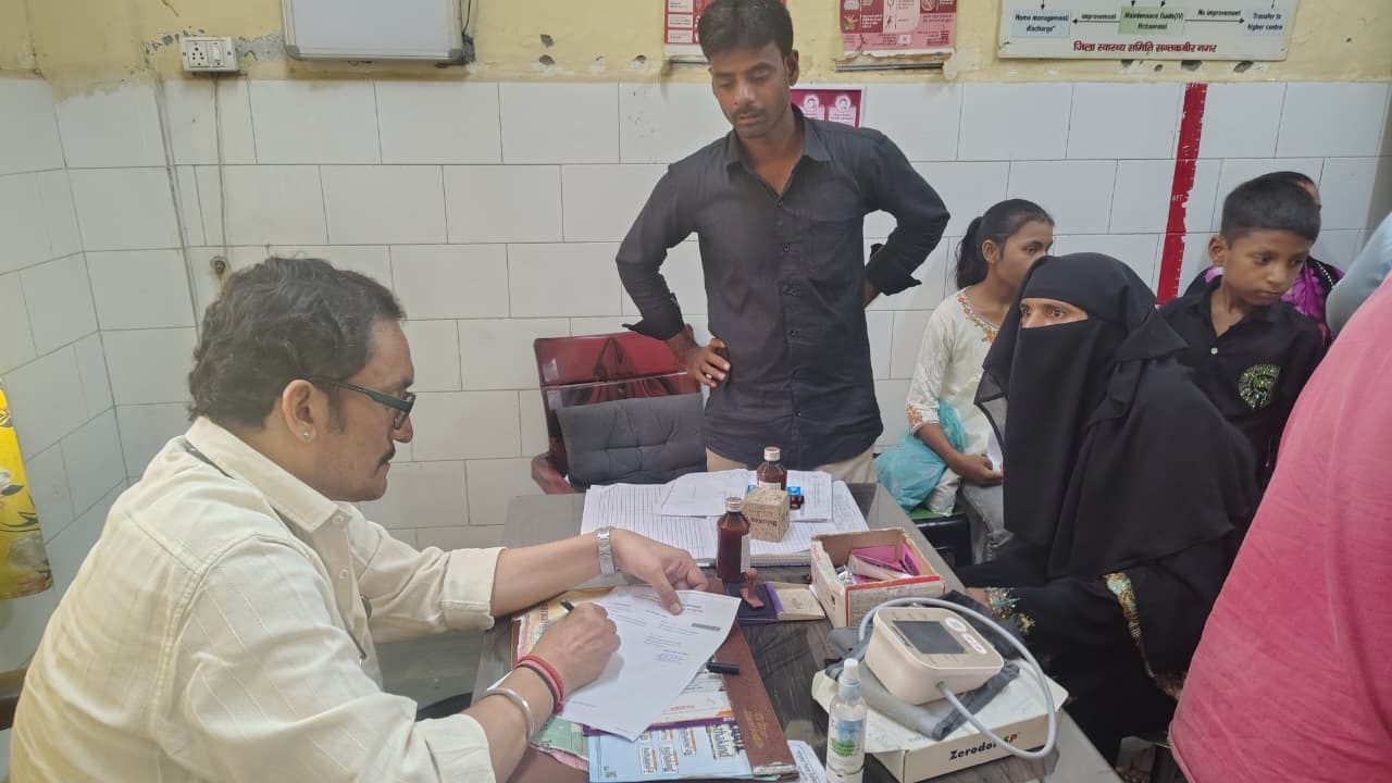 जिला अस्पताल में मरीज देखते चिकित्सक-संवाद