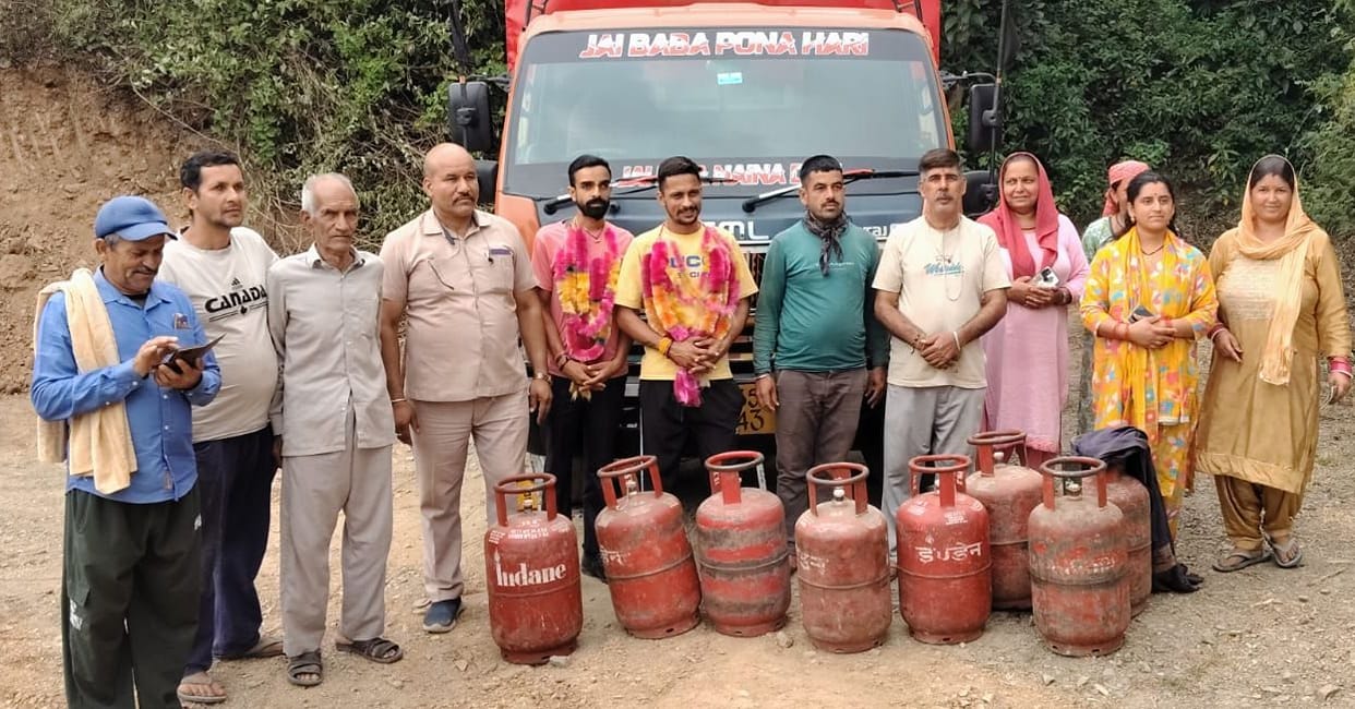 40-year wait ends; gas cylinder delivery truck reaches Lunshu village.