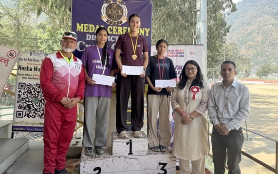 कुल्लू के ढालपुर मैदान में एथलेटिक्स प्रतियोगिता के विजेता को पुस्कृत करती खेल अधिकारी कविता ठ