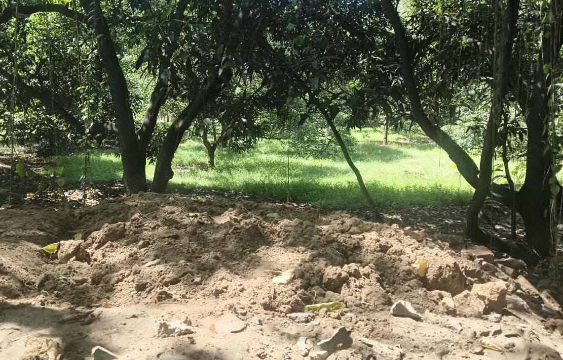 कार्रवाई के बाद हटाई गई अस्थायी मजार। संवाद