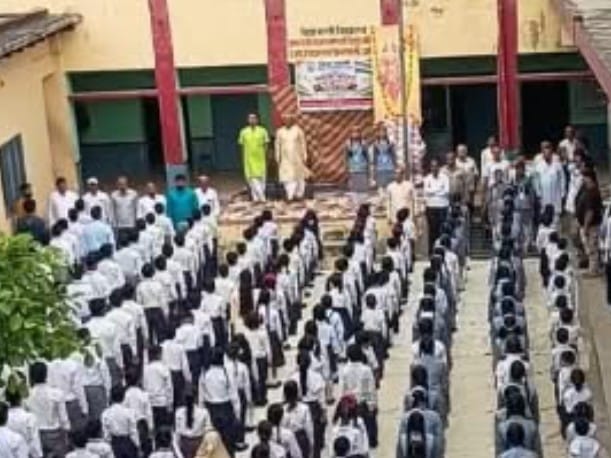 'Vande Mataram' echoed in Saraswati Vidya Mandirs.