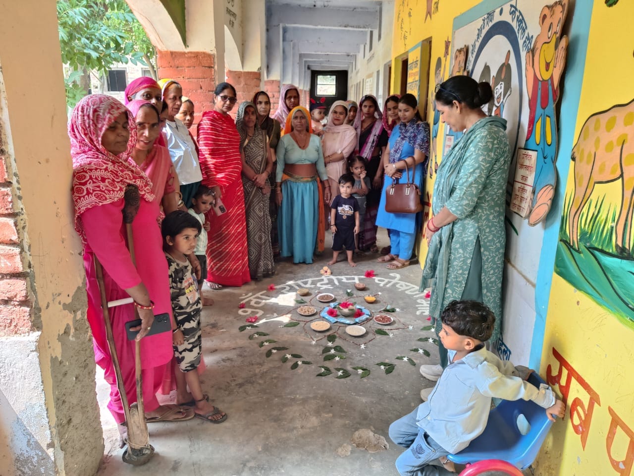 कार्यक्रम में भाग लेते बच्चे व स्थानीय लोग। स्रोत : प्रशासन