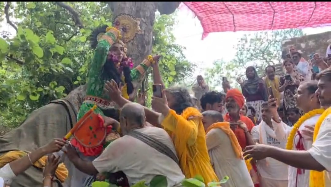 कदमखंडी में चीरहरण लीला के दौरान कदंब के वृक्ष पर विराजमान कान्हा के स्वरूप।