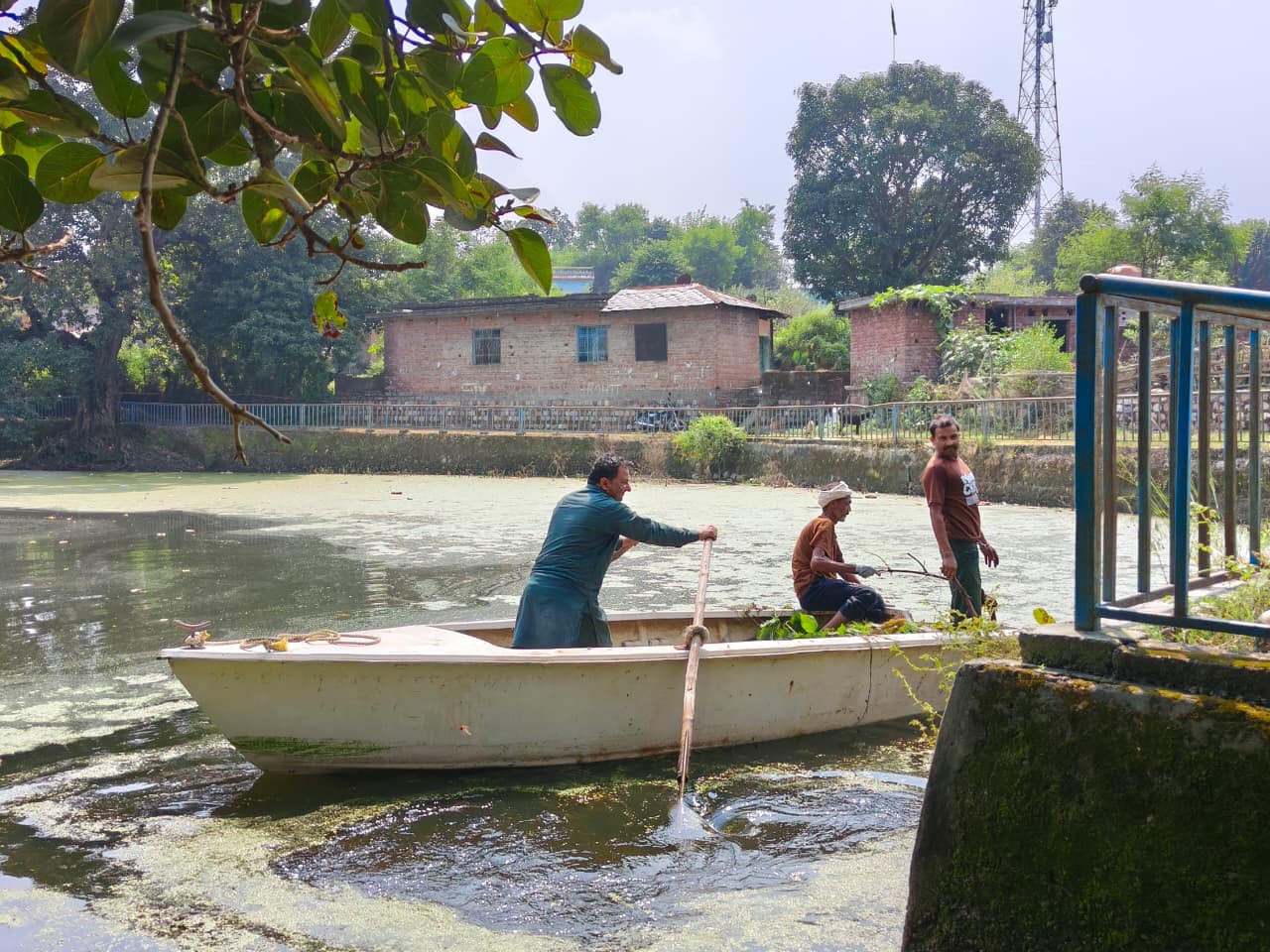 खटियाड़ के ऐतिहासिक तालाब में सफाई अभियान के दौरान श्रमदान करते मत्स्य विभाग के अधिकारी और अन्य