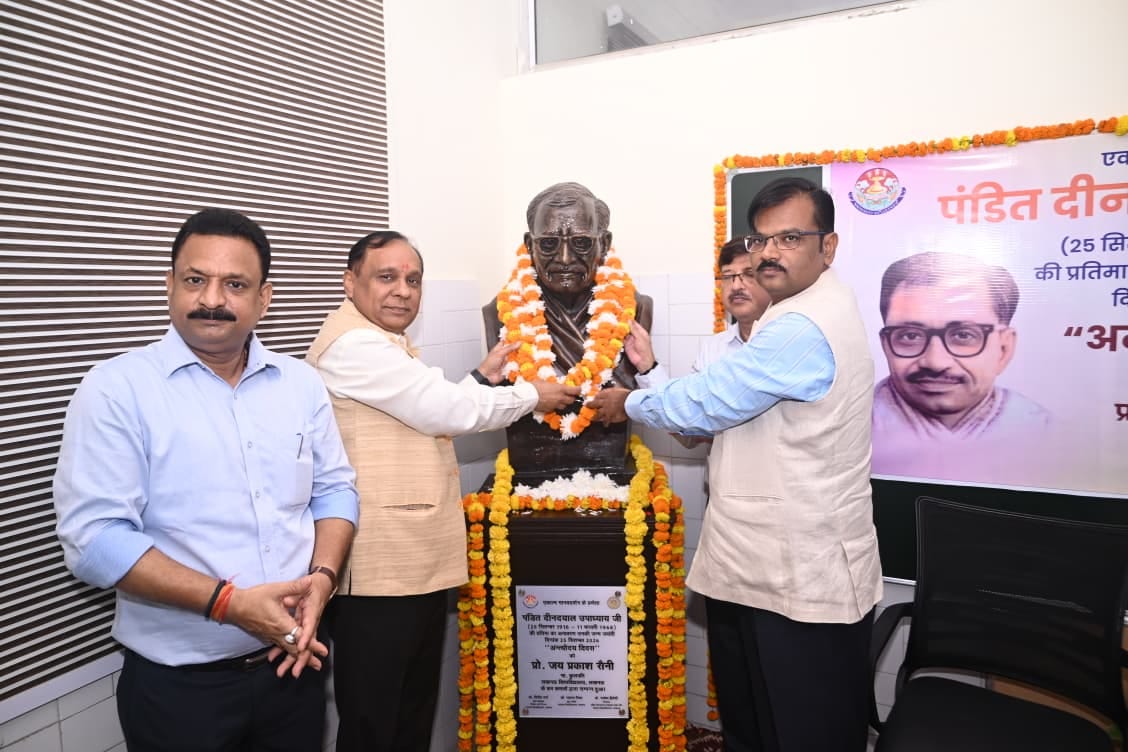 Inauguration of lecture room and library alongside the unveiling of Pt. Deendayal's statue at Lucknow University.