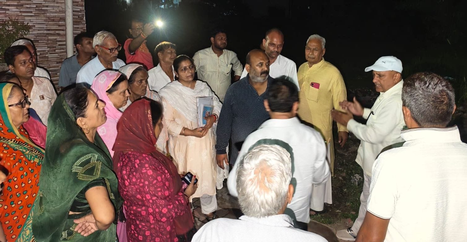 मोहल्ला कृष्णा नगर में हंगामा करते लोग। स्रोत: स्वयं