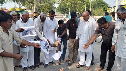 मुख्य चुनाव आयुक्त ज्ञानेश कुमार की तस्वीर को आग के हवाले करते किसान। स्त्रोत : संगठन