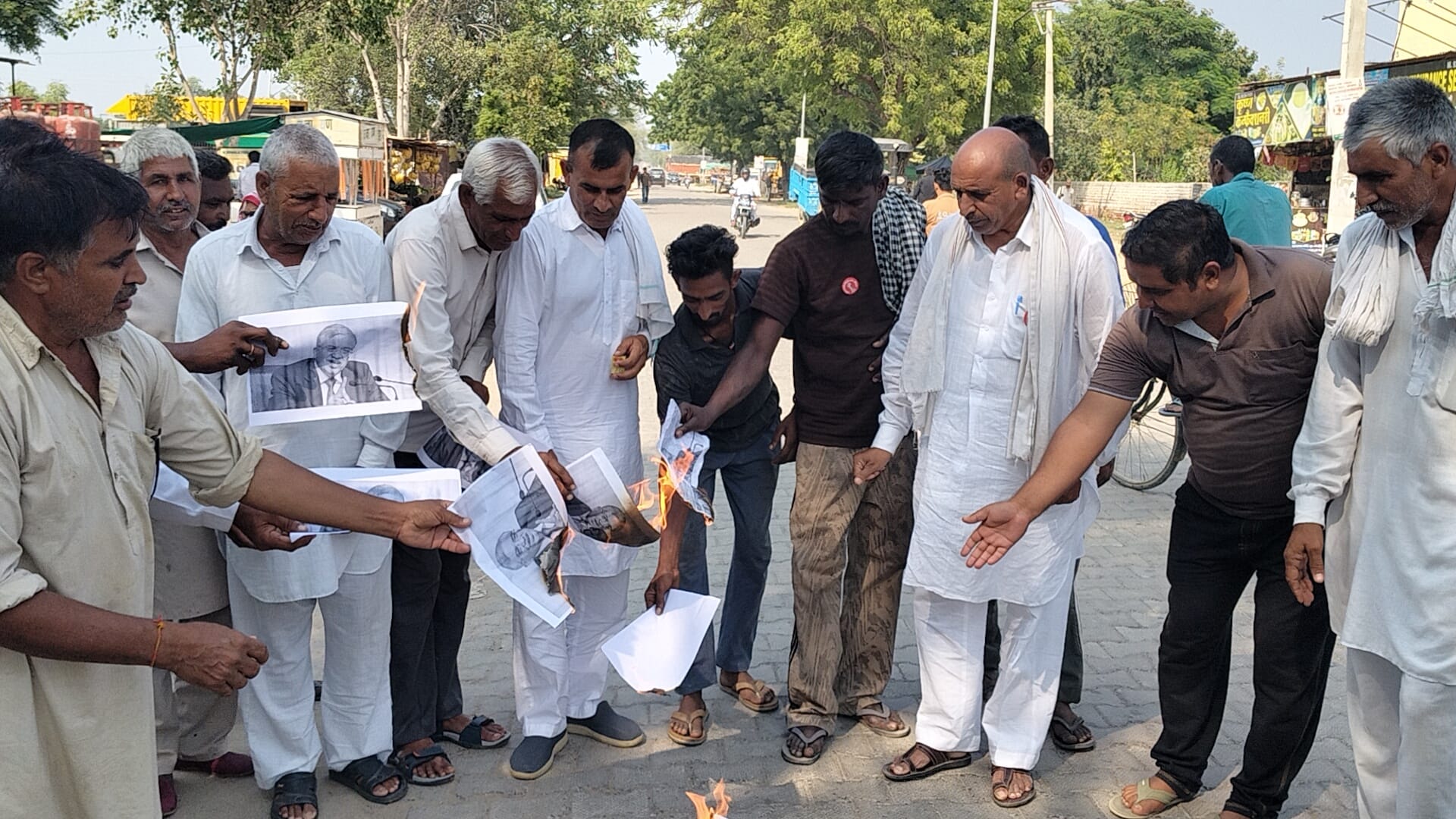 मुख्य चुनाव आयुक्त ज्ञानेश कुमार की तस्वीर को आग के हवाले करते किसान। स्त्रोत : संगठन