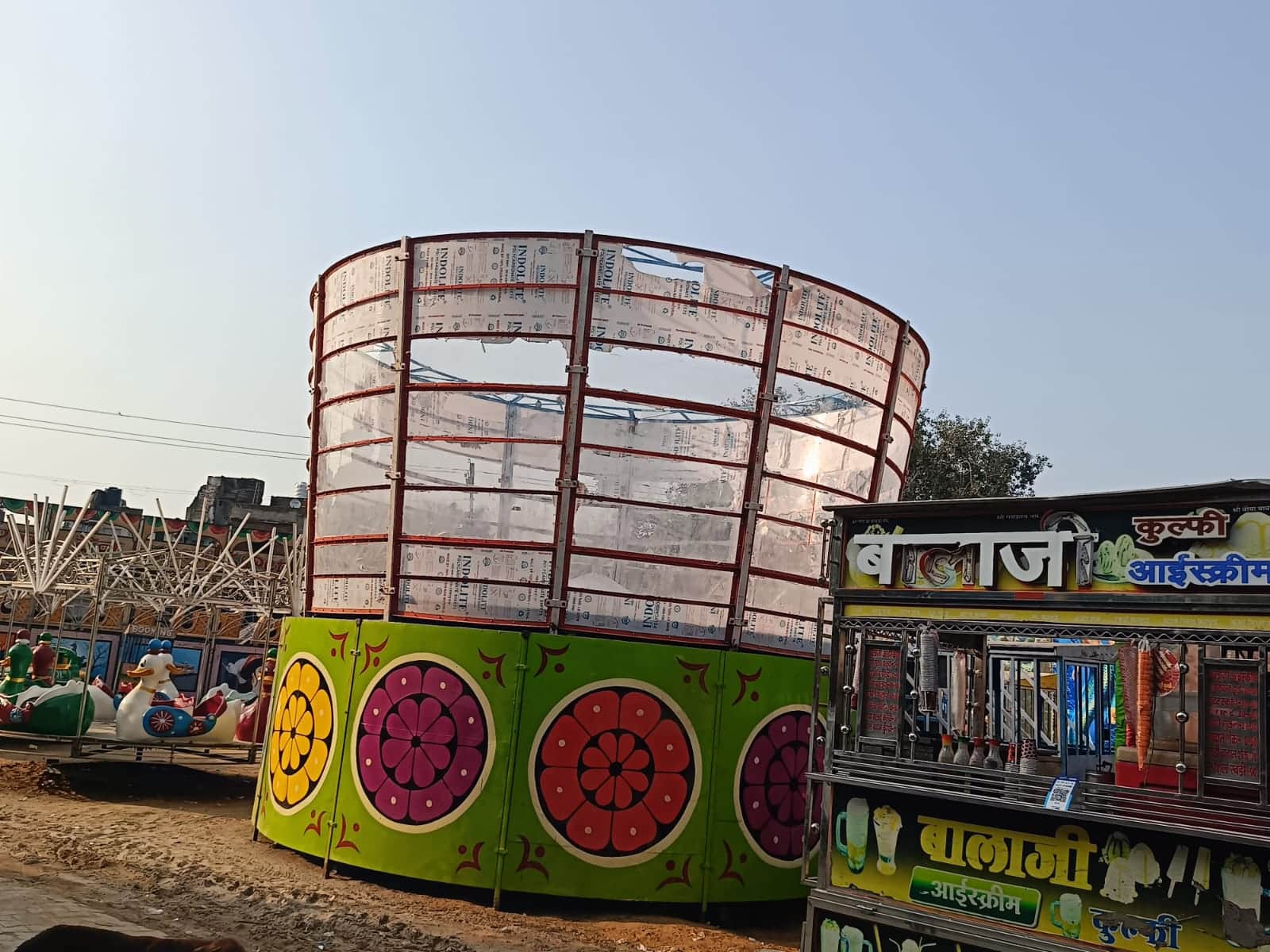 मेला के मुख्य पंडाल में लगाया गया दूसरा मिक्सर झूला। संवाद
