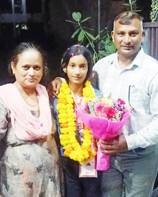 माता गीता देवी और पिता कदम सिंह के साथ खिलाड़ी जागृति कश्यप। स्वंय