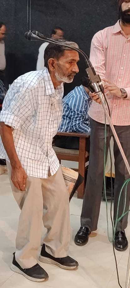 मंत्री विज को अपनी शिकायत बताते दिव्यांग रवि किरण। संवाद