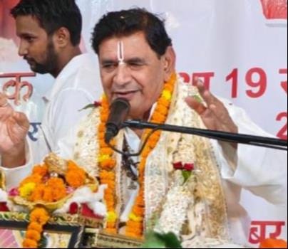 मड़ियाहूं के ग्राम पंचायत बदौआ में श्रीमद् भागवत कथा सुनाते कथावाचक राधेश्याम महाराज। संवाद