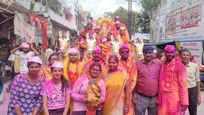 नगीना में श्री गणेश मूर्ति की विसर्जन शोभा यात्रा में शामिल श्रद्धालु। संवाद