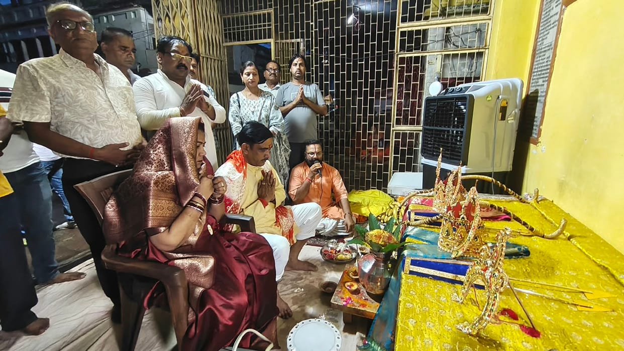 Crown worship ceremony held before the Ramlila performance.