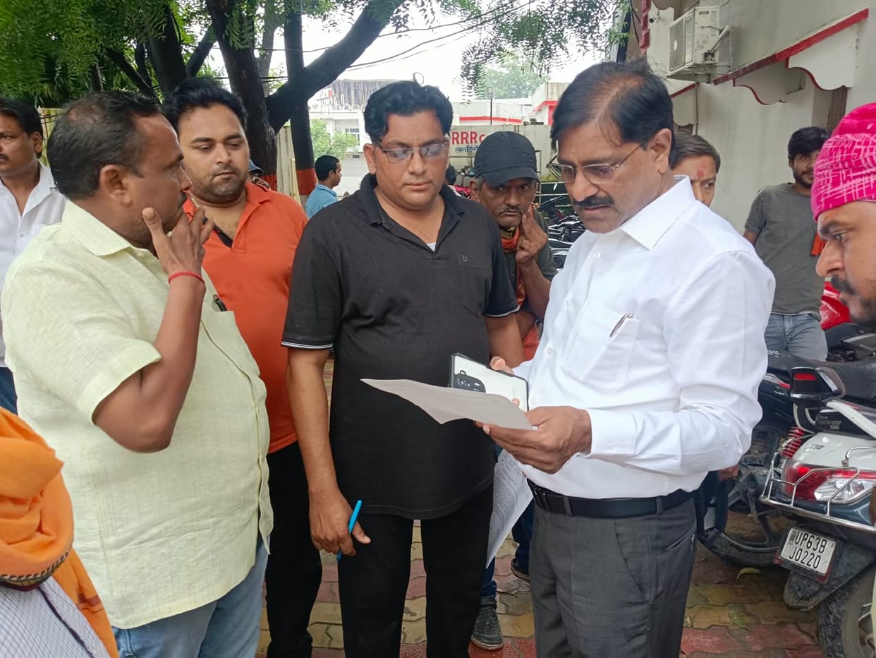 Sanitation workers outraged over a councilor's rude behavior at the municipal council meeting.