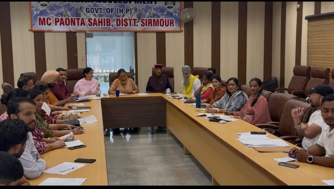 नगर परिषद पांवटा साहिब की बैठक में चर्चा करते हुए पदाधिकारी व पार्षद। संवाद