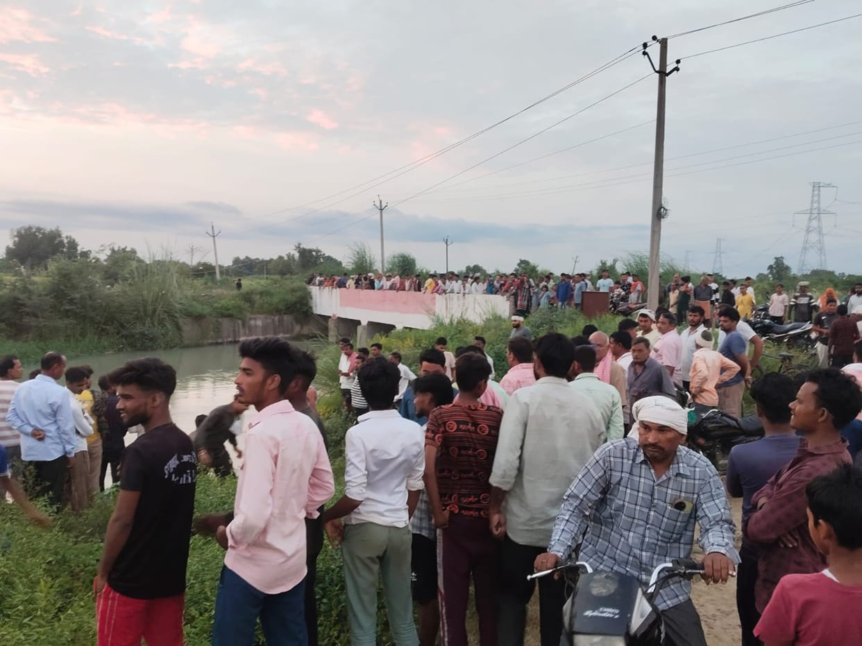Four teenagers who went for the idol immersion began to drown; one is missing.