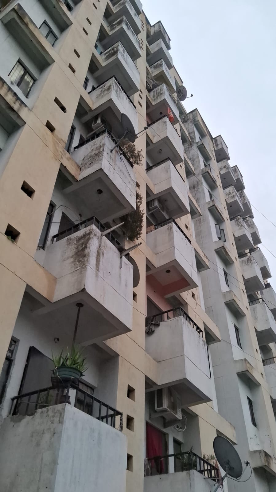 Jewellery businessman falls from sixth floor of apartment, dies