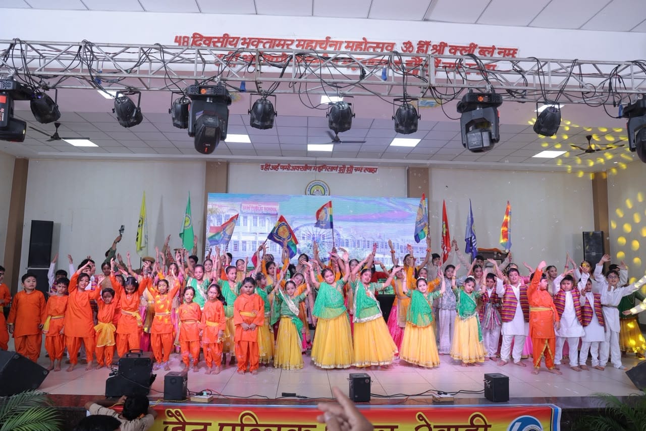 नाटक में भाग लेते विद्यार्थी। स्रोत : स्कूल