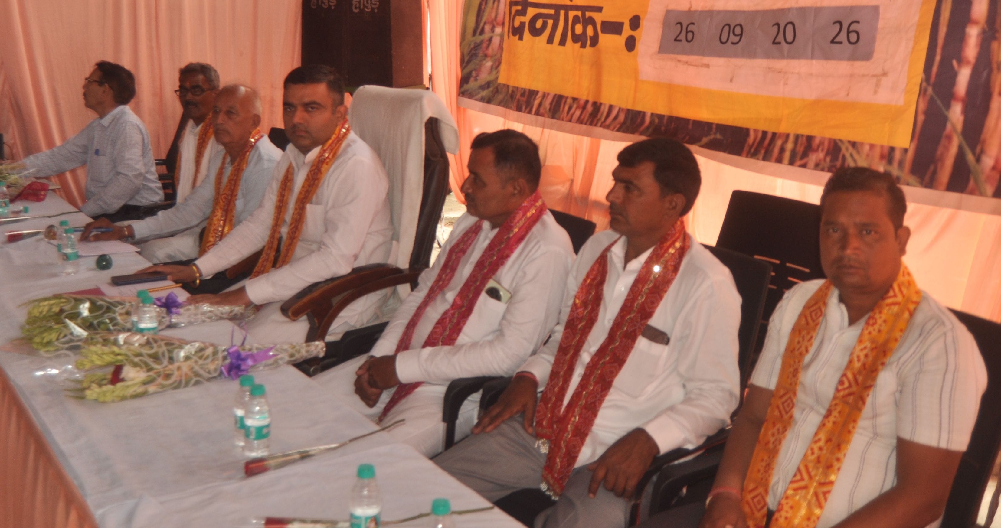 नवीन मंडी स्थित गन्ना समिति के कार्यालय पर आयोजित बैठक में  भाग लेते चेयरमेन। संवाद