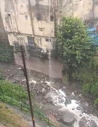 औद्योगिक क्षेत्र परवाणू में नाले में बहता उद्योग से निकला सफेद पानी। स्रोत : वीडियो