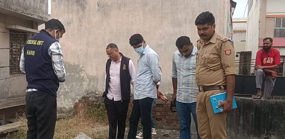 पिलखुवा के गांधी बाजार में शव की जांच करती फोरेंसिक टीम।संवाद
