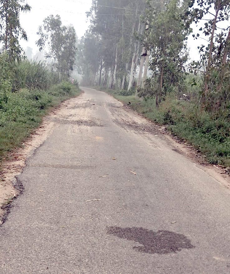 पानीपत-खटीमा हाईवे से धौलकलपुर जाने वाला खस्ताहाल मार्ग। संवाद (पड़ताल के साथ)
