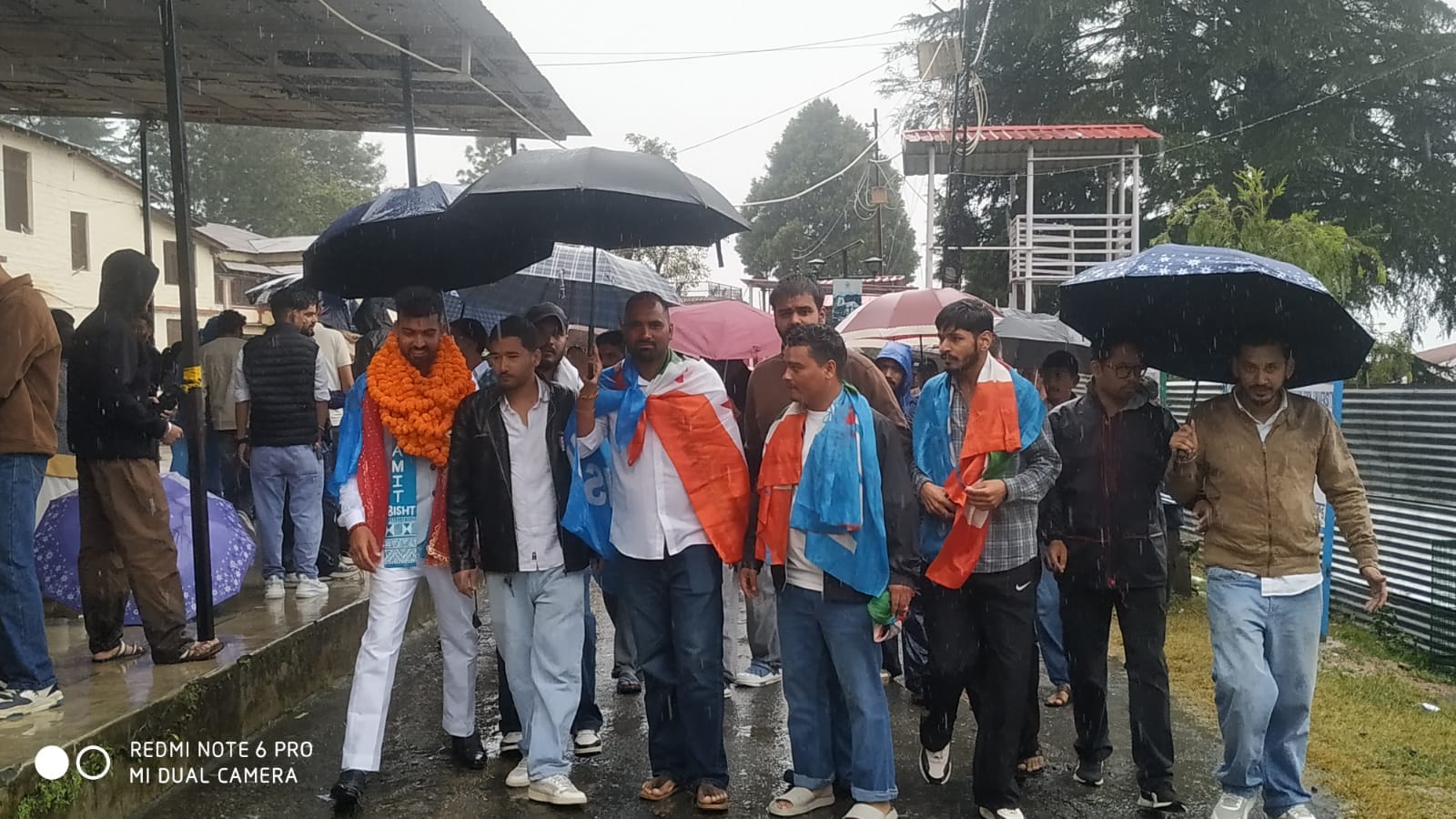  परिसर में बारिश के बीच नामांकन को पहुंचे प्रत्याशी और समर्थक। संवाद
