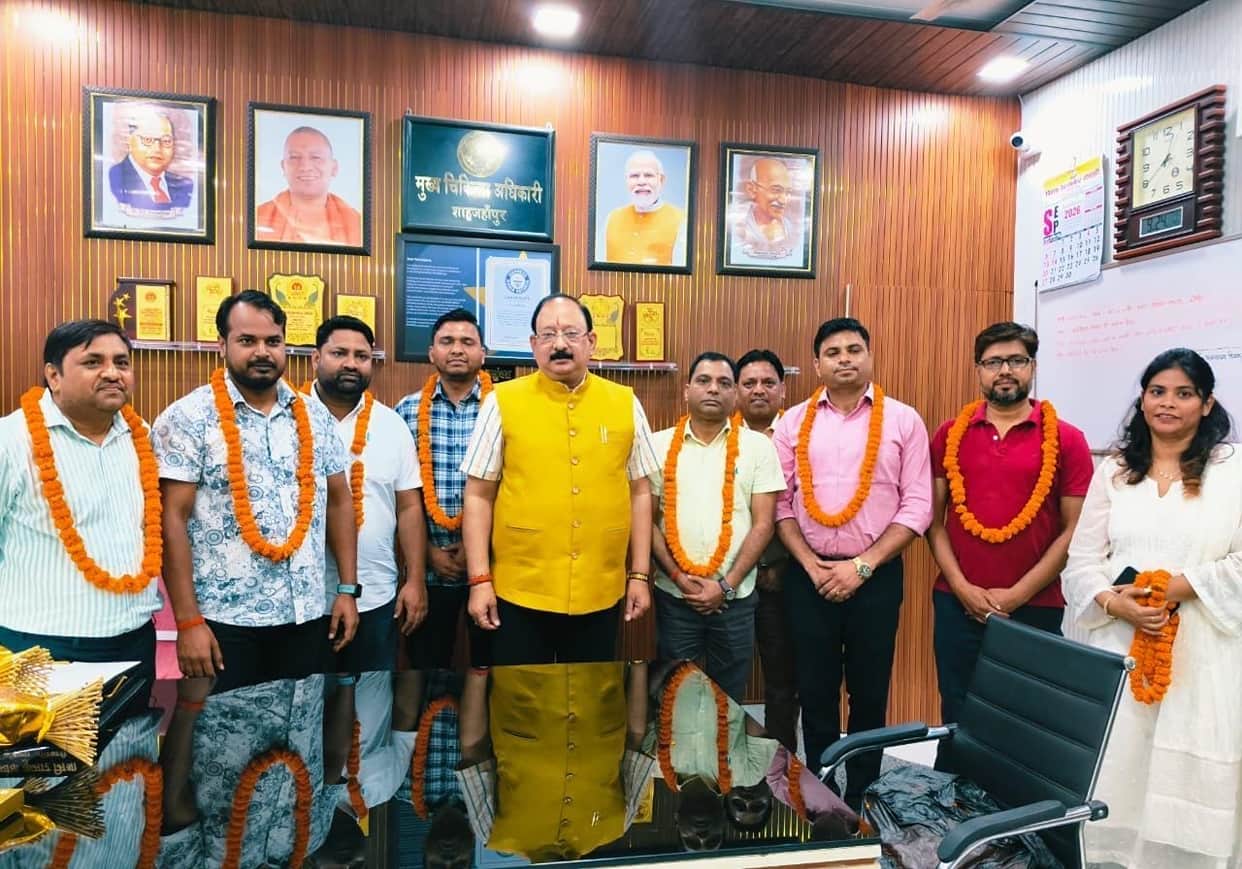 New executive committee welcomed with the offering of garlands.