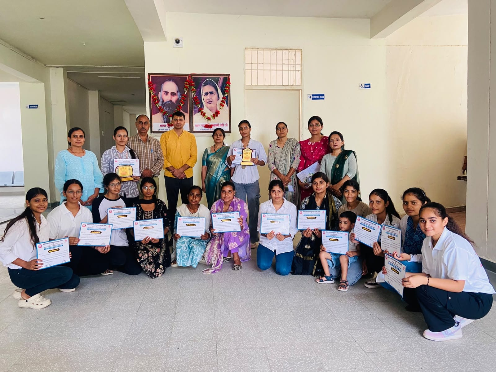 प्रतियोगिता के दौरान एकजुट विद्यार्थी व शिक्षक। स्रोत : कॉलेज
