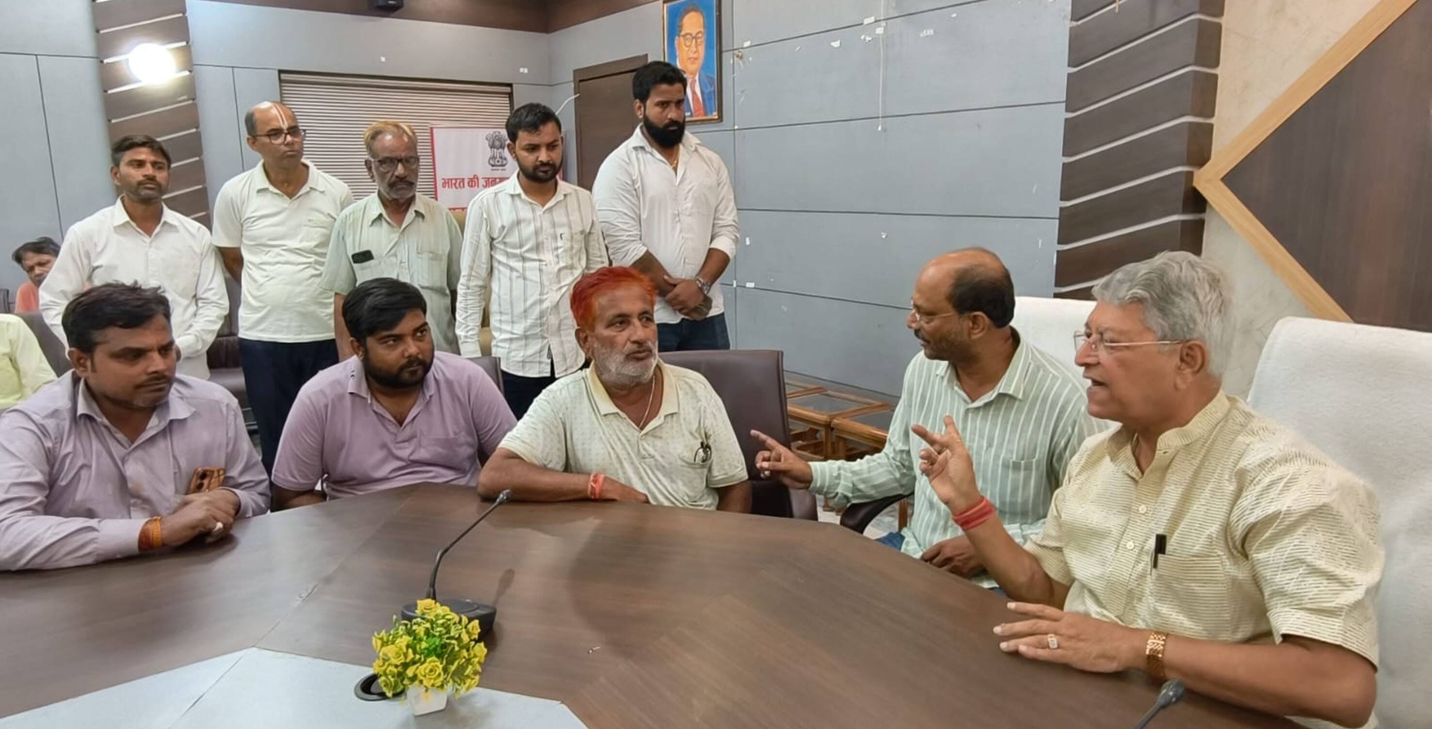पीड़ित परिवारों से बात करते विधायक वेद प्रकाश गुप्ता।