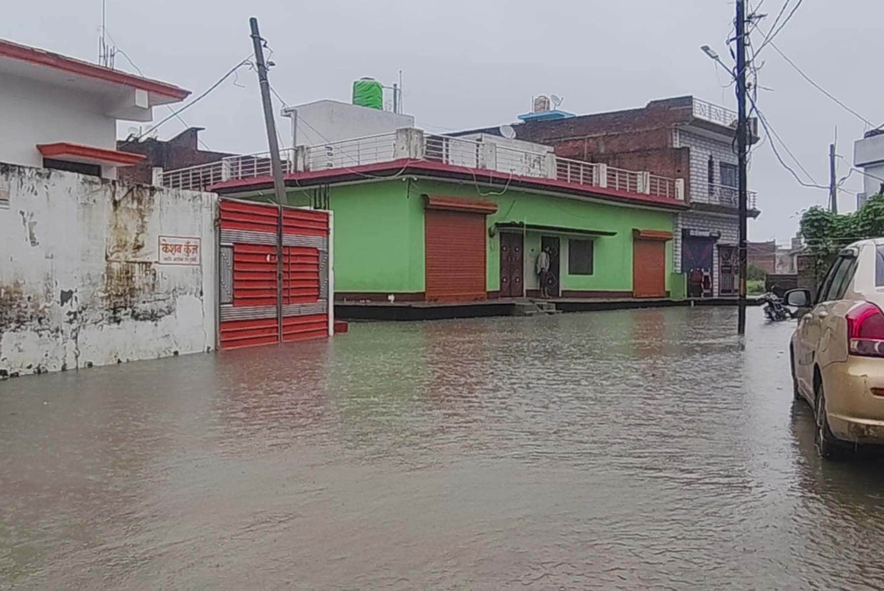 पुवायां के मोहल्ला कुरगंजा में संघ कार्यालय के पास गली में हुआ जलभराव। संवाद