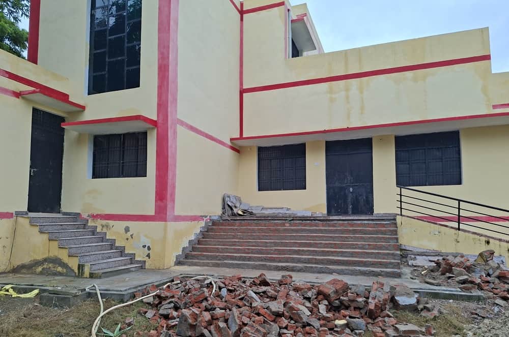 The executing agency initiated the repair of the broken stairs.