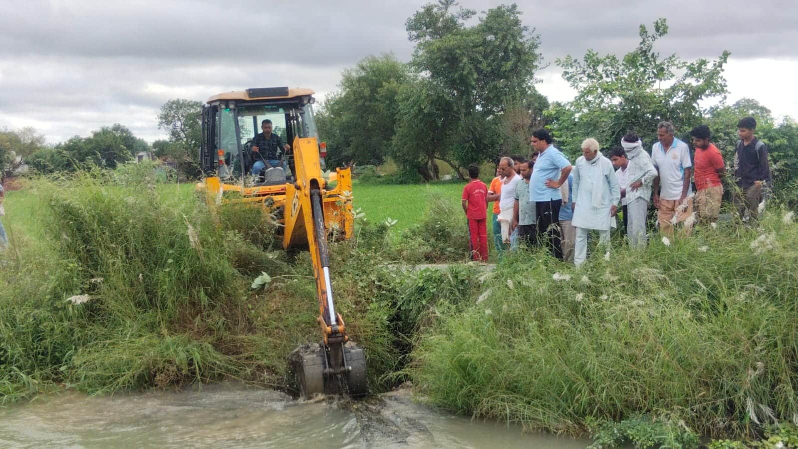 रजबहा की कटी पटरी को जेसीबी से दुरुस्त कराते सिंचाई विभाग के कर्मचारी।स्रोत : सोशल मीडिया