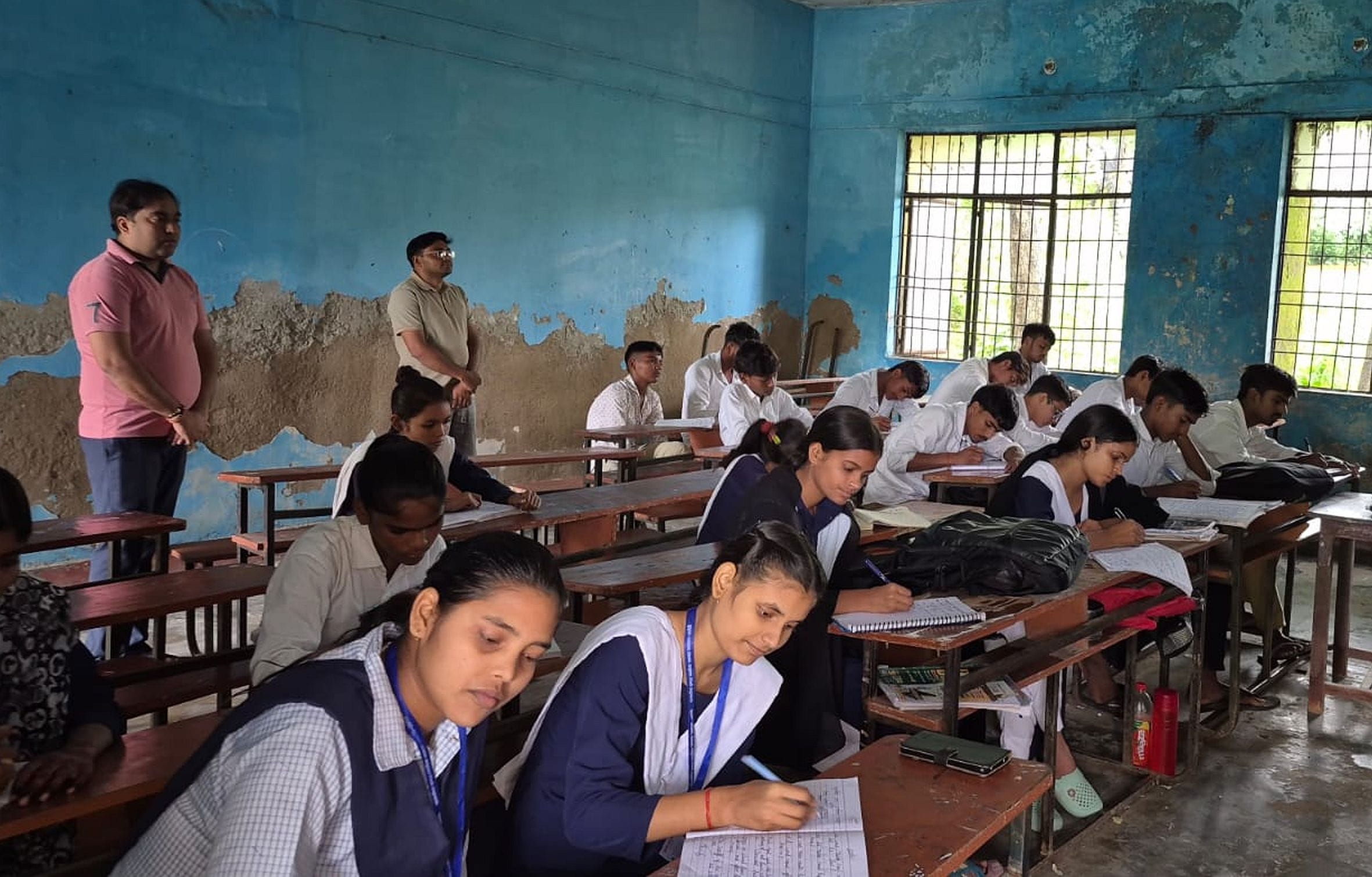 राजकीय इंटर कॉलेज जायस में आयोजित निबंध प्रतियोगिता में शामिल विद्यार्थी। स्रोत: विद्यालय प्रबं