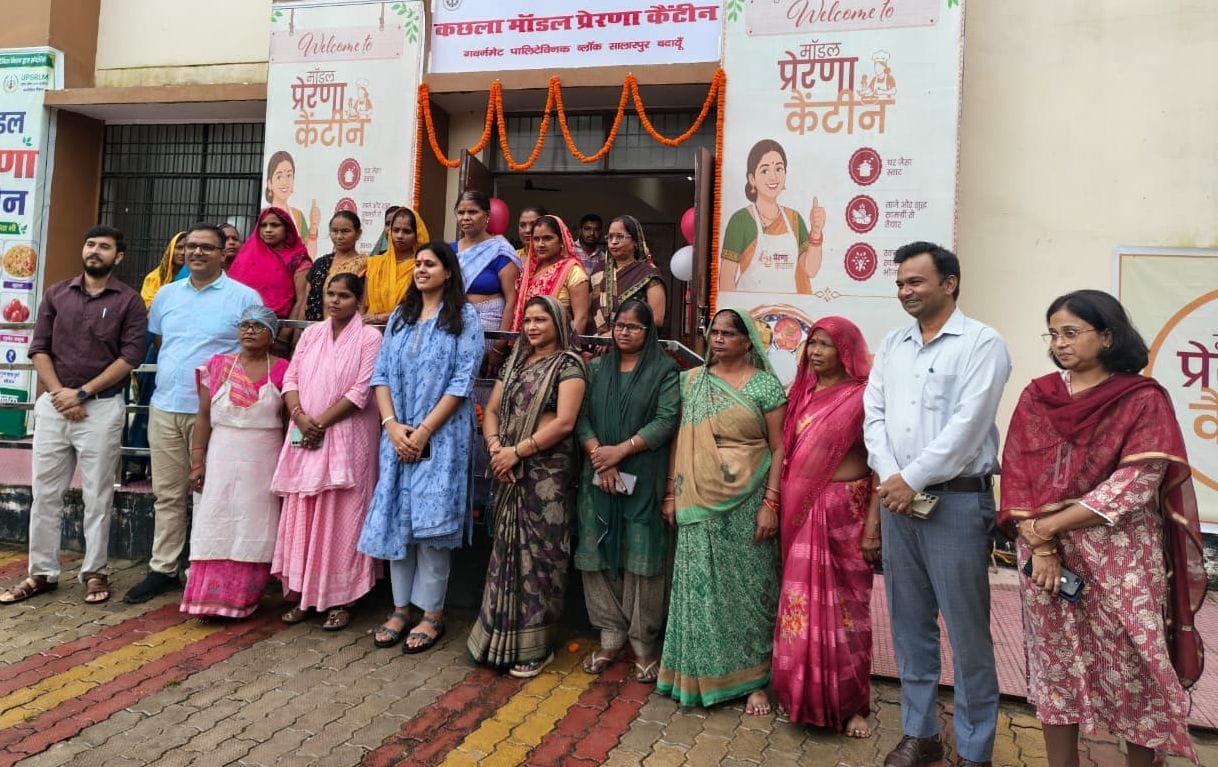 राजकीय पॉलिटेक्निक सालारपुर में प्रेरणा कैंटीन के शुभारंभ पर मौजूद सीडीओ व अन्य अधिकारी और समू