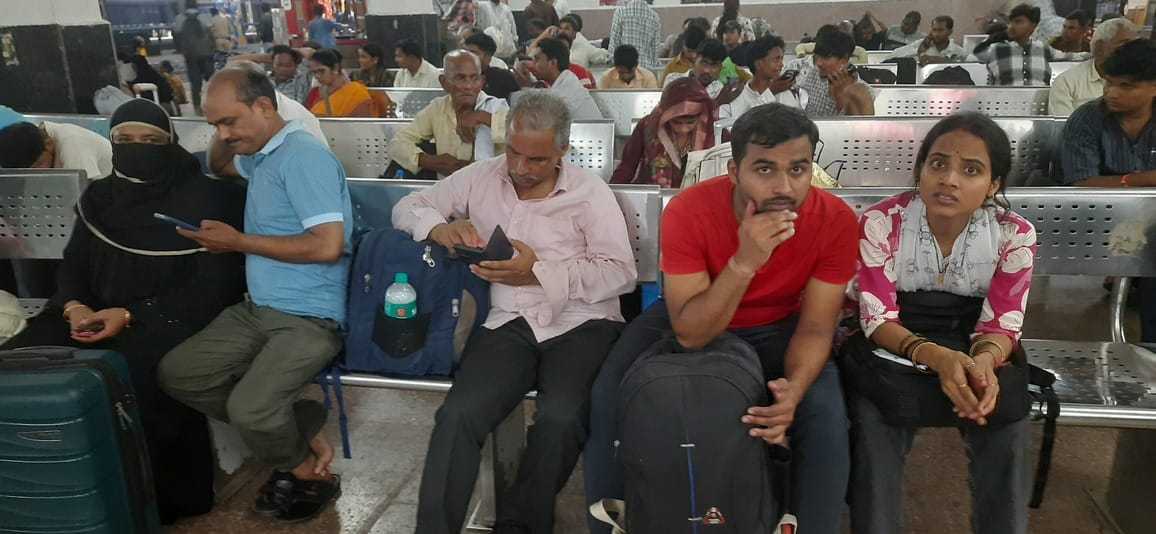 रेलवे स्टेशन पर ट्रेन का इंतजार करते यात्री।संवाद