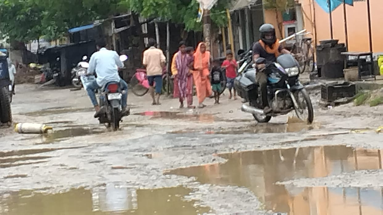 Mercury drops by five degrees due to three days of rain; waterlogging on five roads.