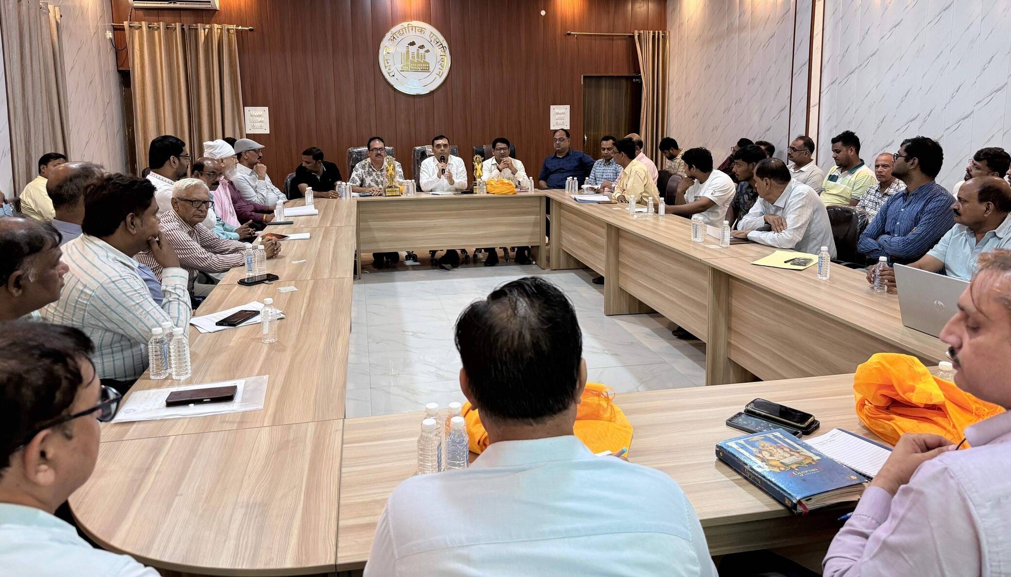 रामनगर औद्योगिक क्षेत्र स्थित कार्यालय में बैठक में उपस्थित उद्यमी। स्रोत:-जागरूक पाठक