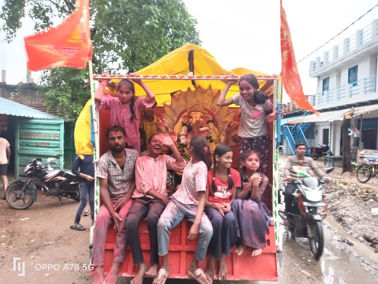 Vindhyachal Dham echoed with chants of 'Ganpati Bappa'.